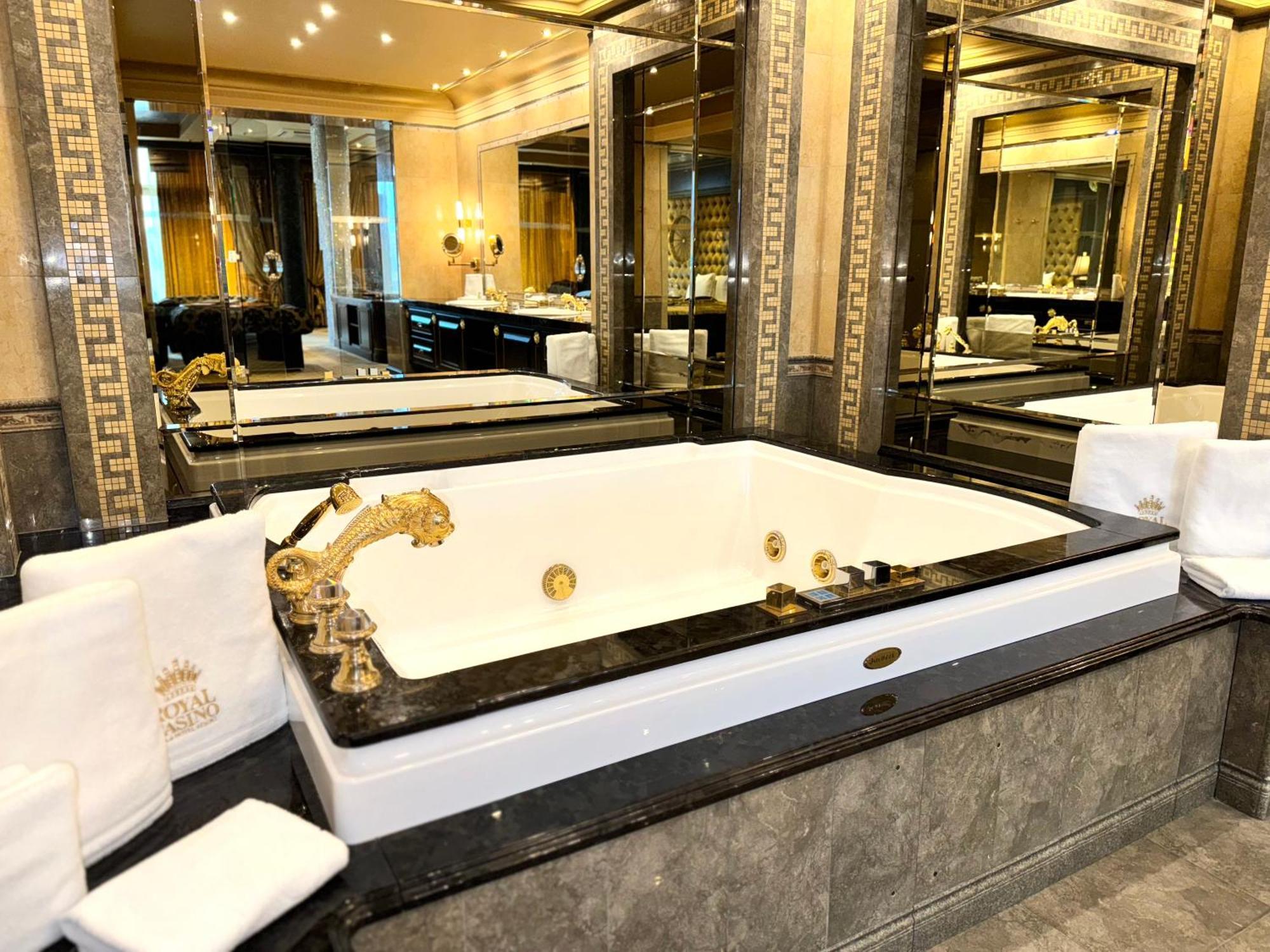 Versace Suite,1559642044:JPEG